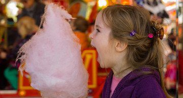 child with cotton candy | © Shutterstock
