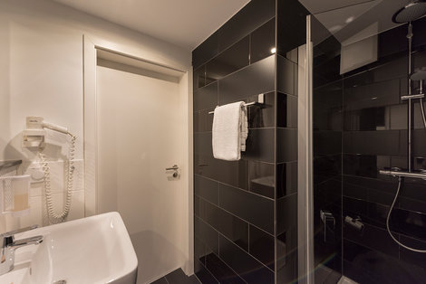 Wyndham Duisburger Hof Hotel Standard Room Bathroom